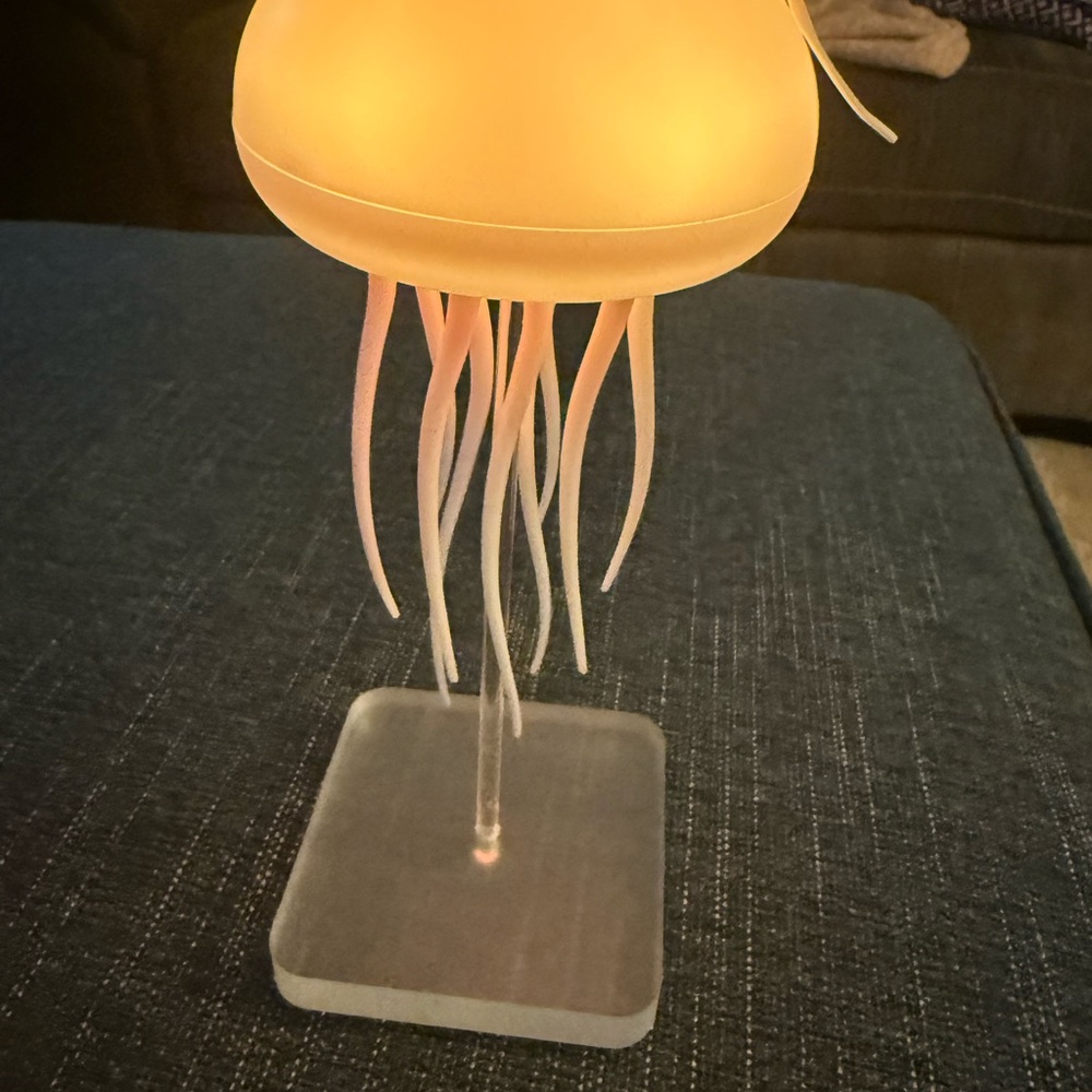 Wonderlit Jellyfish Motion LED Lamp - turns different colors & legs move! - Picture 3 of 5